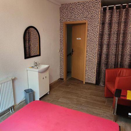 Halle Eg Fewo 78 Qm Gms Kueche Bad, Wc Gut Und Guenstig Unsere Sparpreise Sind Verhandelbar Auch Noch Nach Ihrer Buchung Apartment Exterior photo