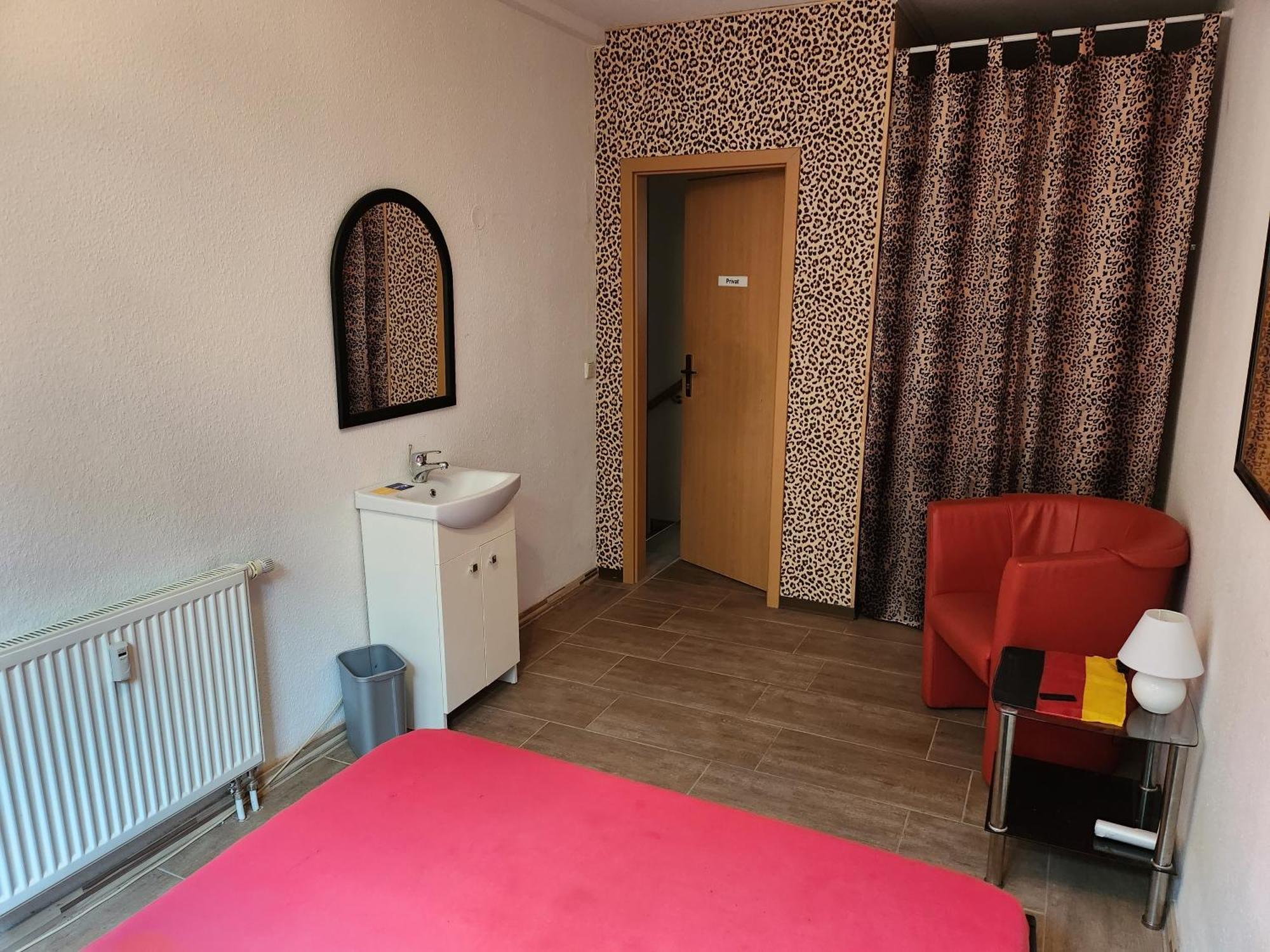 Halle Eg Fewo 78 Qm Gms Kueche Bad, Wc Gut Und Guenstig Unsere Sparpreise Sind Verhandelbar Auch Noch Nach Ihrer Buchung Apartment Exterior photo