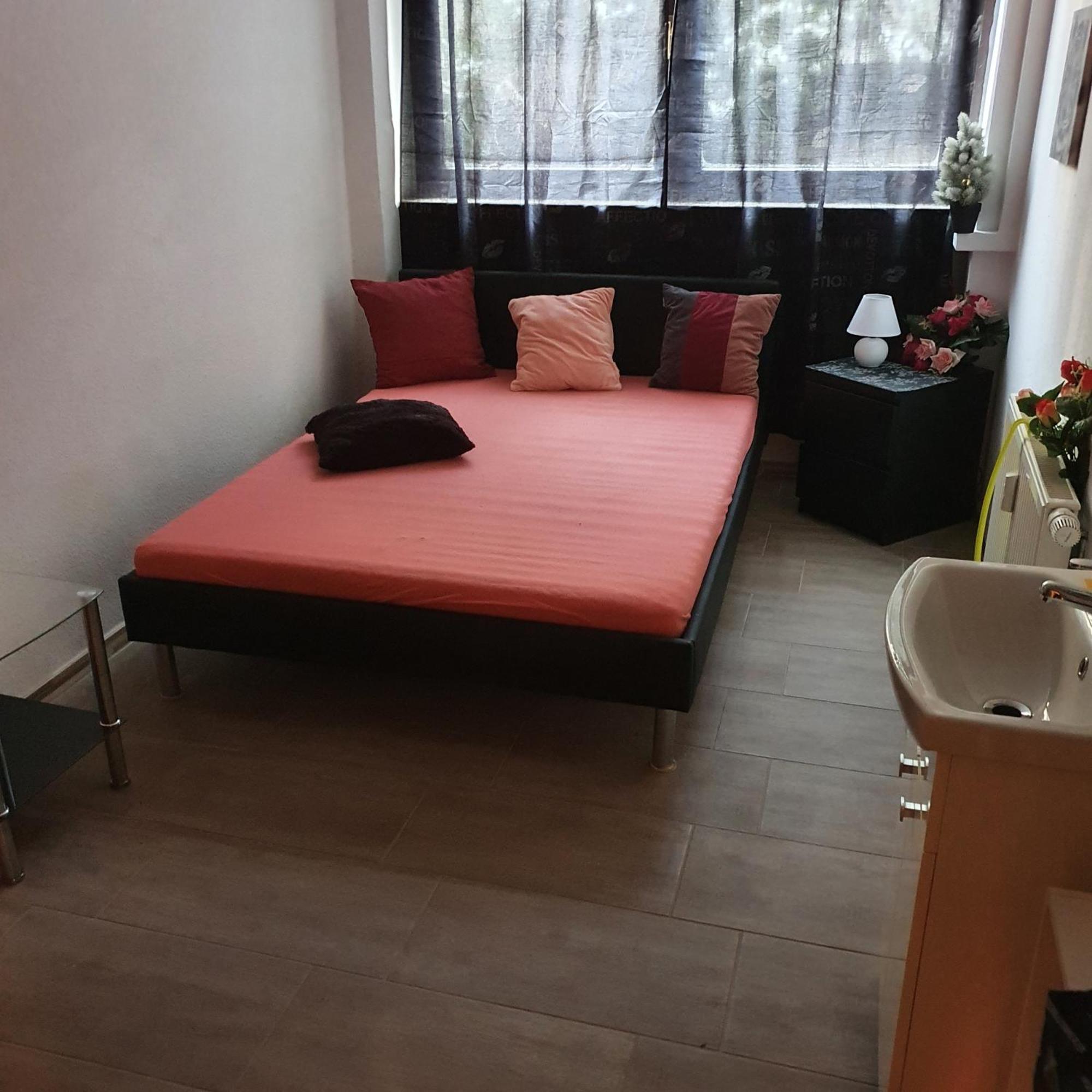 Halle Eg Fewo 78 Qm Gms Kueche Bad, Wc Gut Und Guenstig Unsere Sparpreise Sind Verhandelbar Auch Noch Nach Ihrer Buchung Apartment Exterior photo